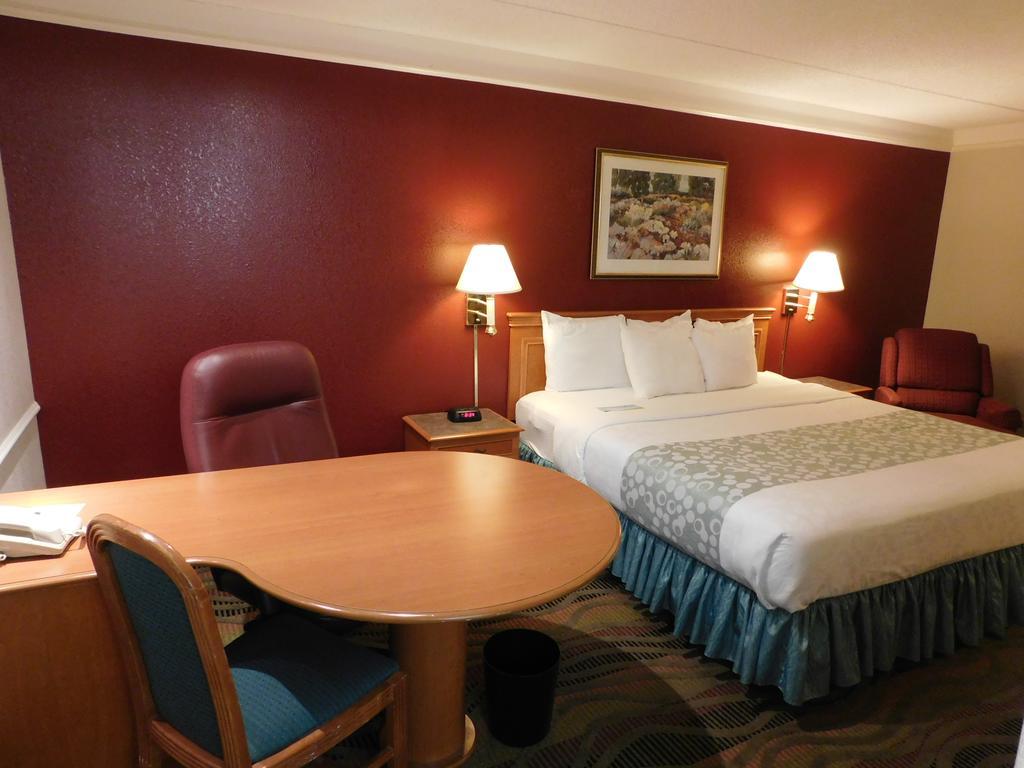 Days Inn & Suites By Wyndham Arlington Heights Exterior photo